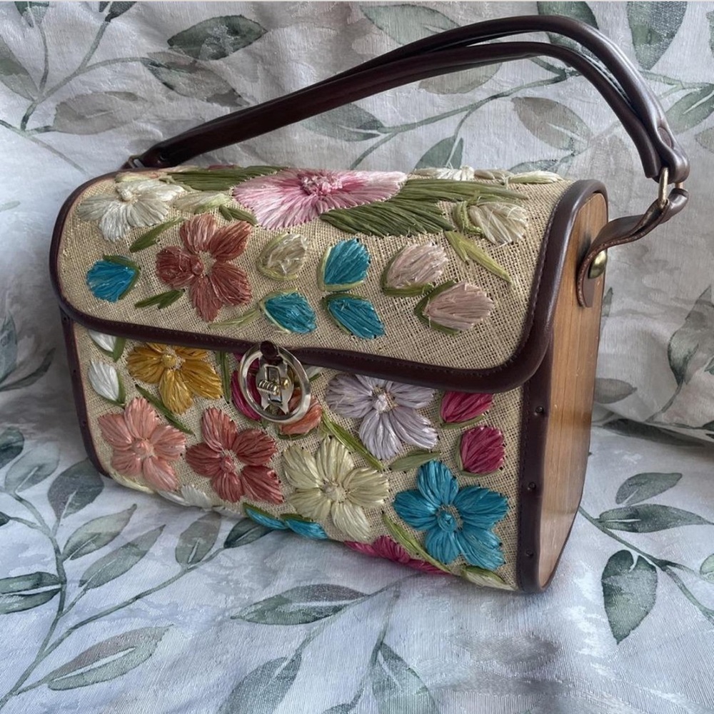 Vintage Flower Woven Straw Raffa Wooden Fine Arts Shoulder Bag